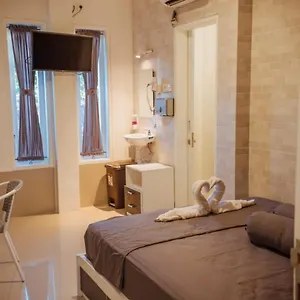 Simple Kuta Bedroom Pensión